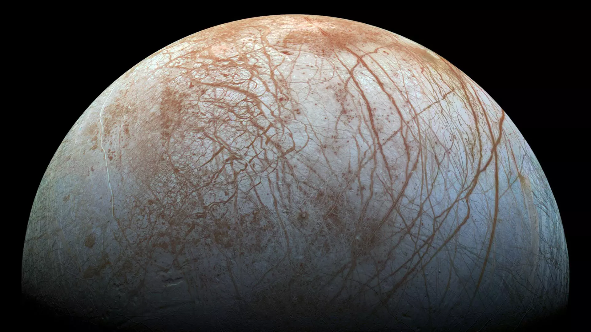 Imagen de Europa, la luna de Jupiter tomada por la misión Juno.