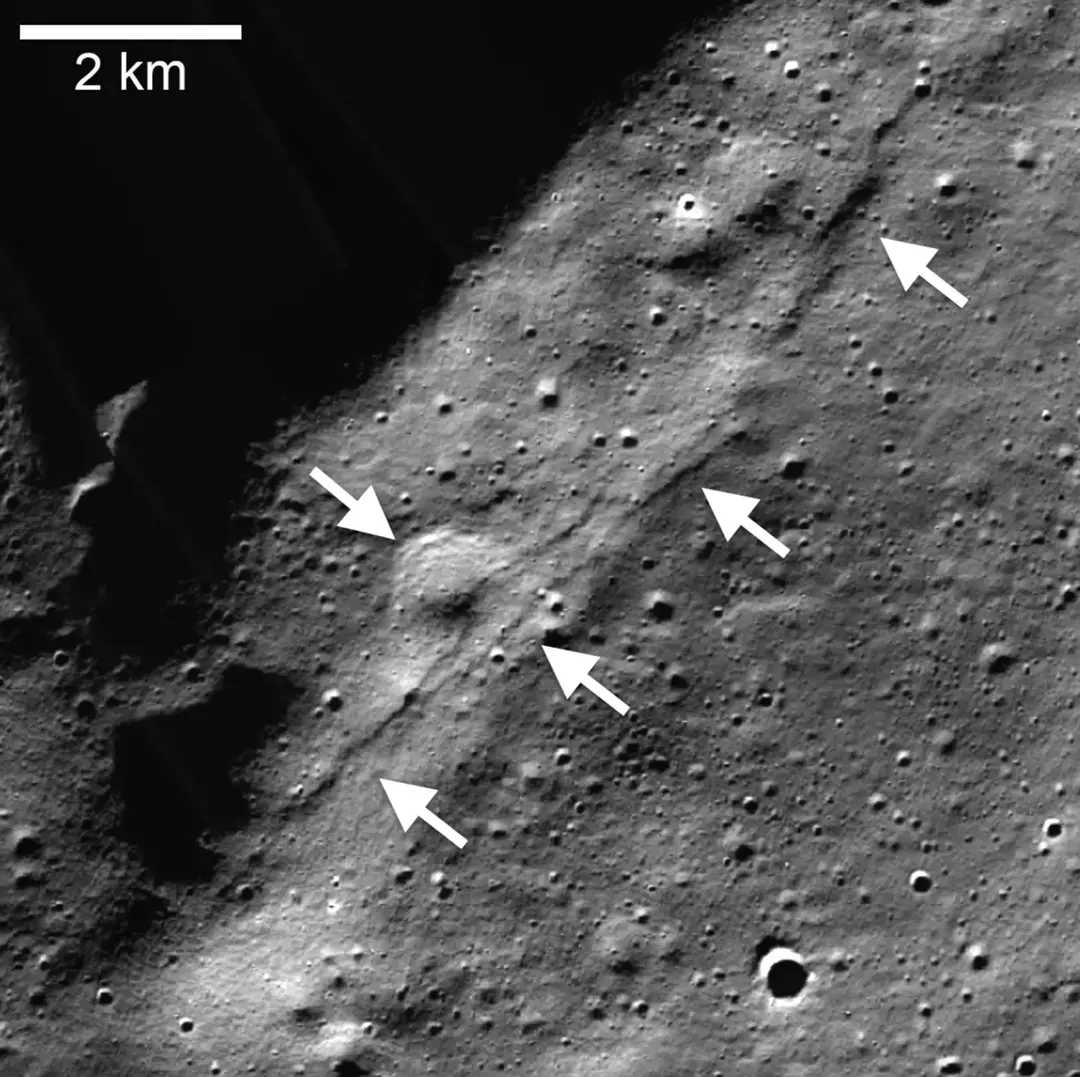La cámara de ángulo estrecho (NAC) y la cámara del Orbitador de Reconocimiento Lunar (LROC) del grupo Wiechert muestran escarpes lobulados 