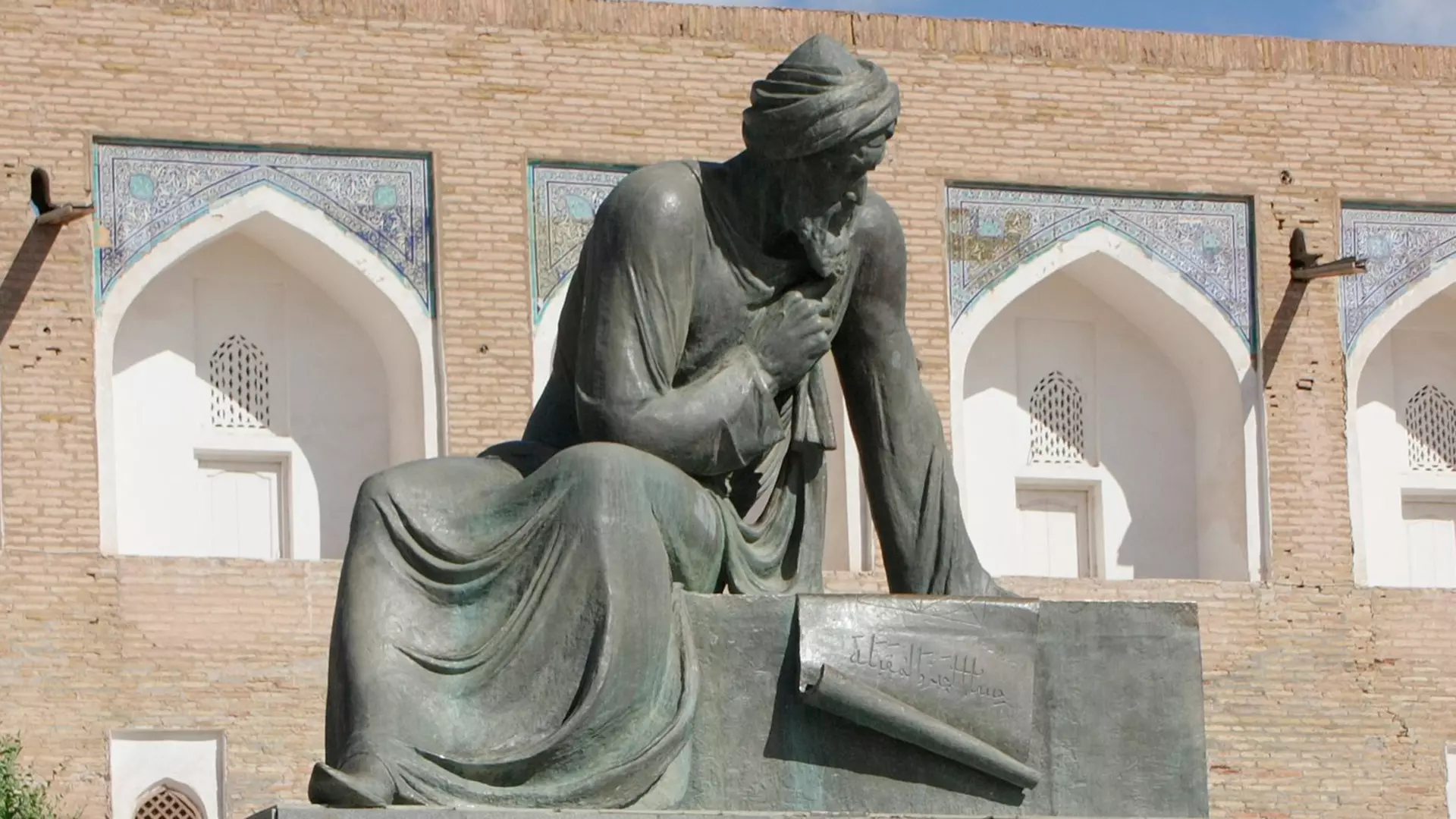 Escultura de Al-Khwarizmi en Khiva