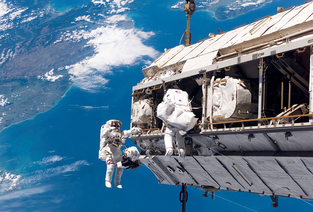 ): El astronauta Scott Parazynski trabajando en la reparación de uno de los paneles solares (esta misión fue llevada a cabo junto con el astronauta Doug Wheelock, quien no aparece en la fotografía). 