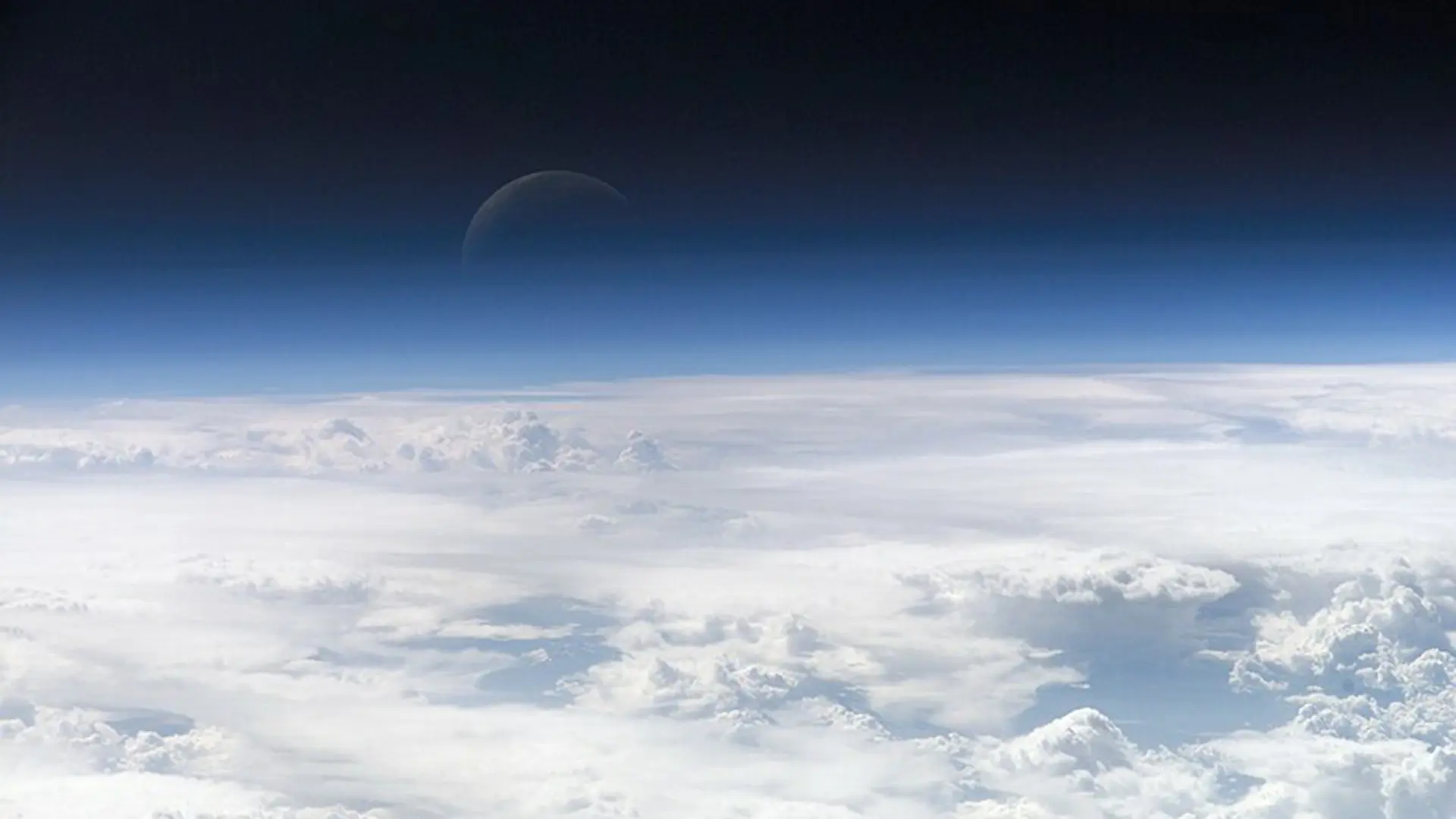 atmósfera superior rodeando la Tierra