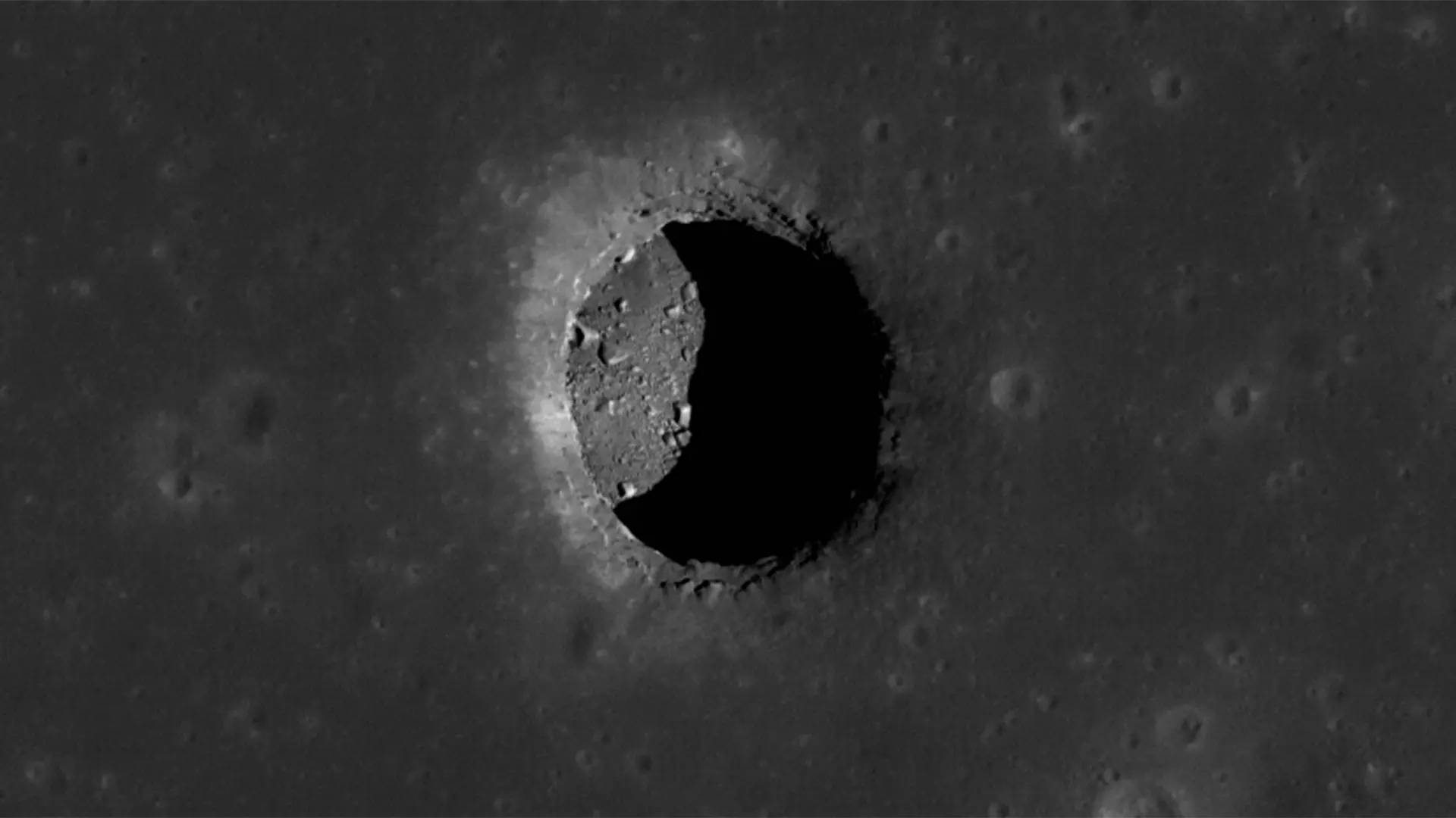 Espectacular vista al Sol del cráter de la fosa Mare Tranquillitatis, que muestra rocas en un suelo liso. La imagen tiene 400 metros de ancho
