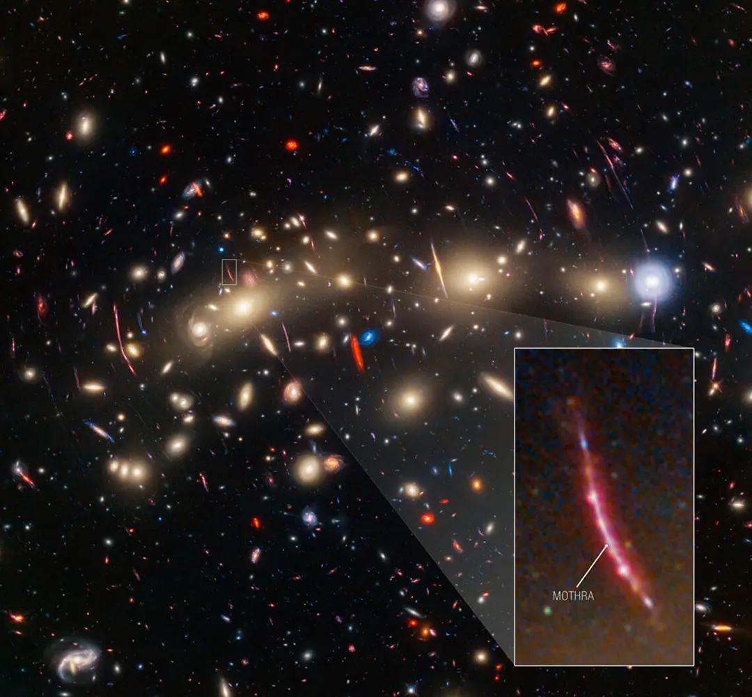 Imagen que muestra un fenómeno conocido como lente gravitacional, que los astrónomos utilizan para estudiar galaxias distantes y débiles. 