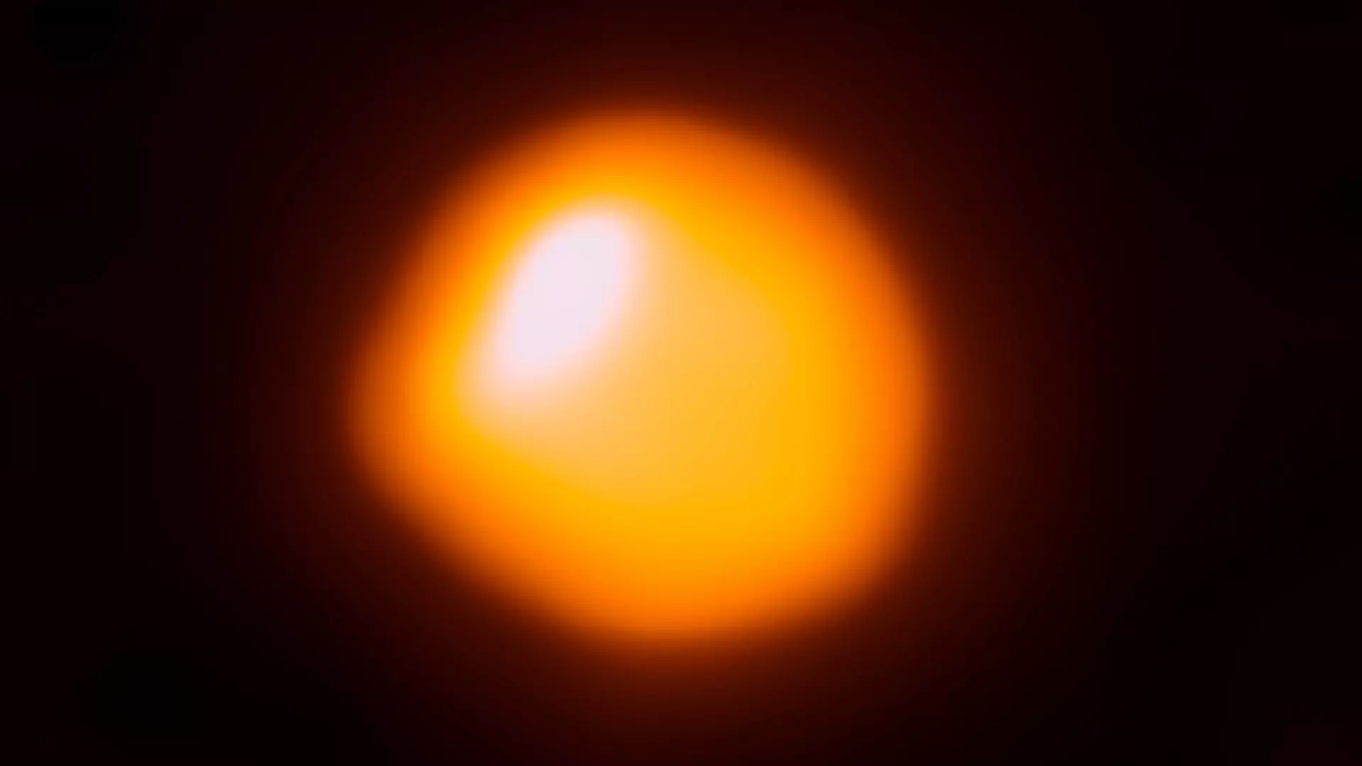 ALMA (Atacama Large Millimeter/Submillimeter Array) ha observado una burbuja naranja que es la estrella cercana Betelgeuse. Esta observación de la superficie de una estrella es la primera realizada por ALMA y ha producido la imagen de Betelgeuse con la mayor resolución disponible hasta el momento.