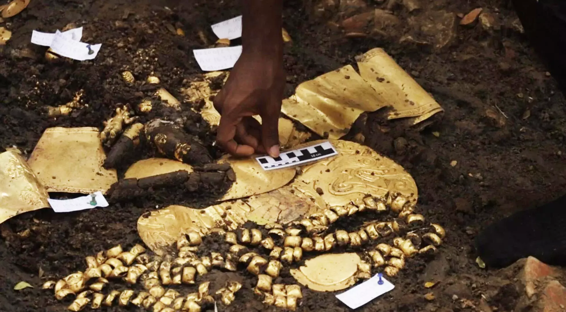 Durante las excavaciones en el Parque Arqueológico El Caño, los arqueólogos han encontrado una tumba de gran tamaño con ofrendas funerarias de artefactos de cerámica y oro.