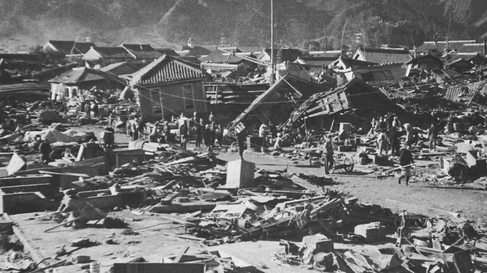 Daños en la ciudad de Owase, condado de Kitamuro, prefectura de Mie, causados por el terremoto Showa Tonankai el 7 de diciembre de 1944. Tuvo una magnitud estimada de 8,1 en la escala de magnitud del momento.