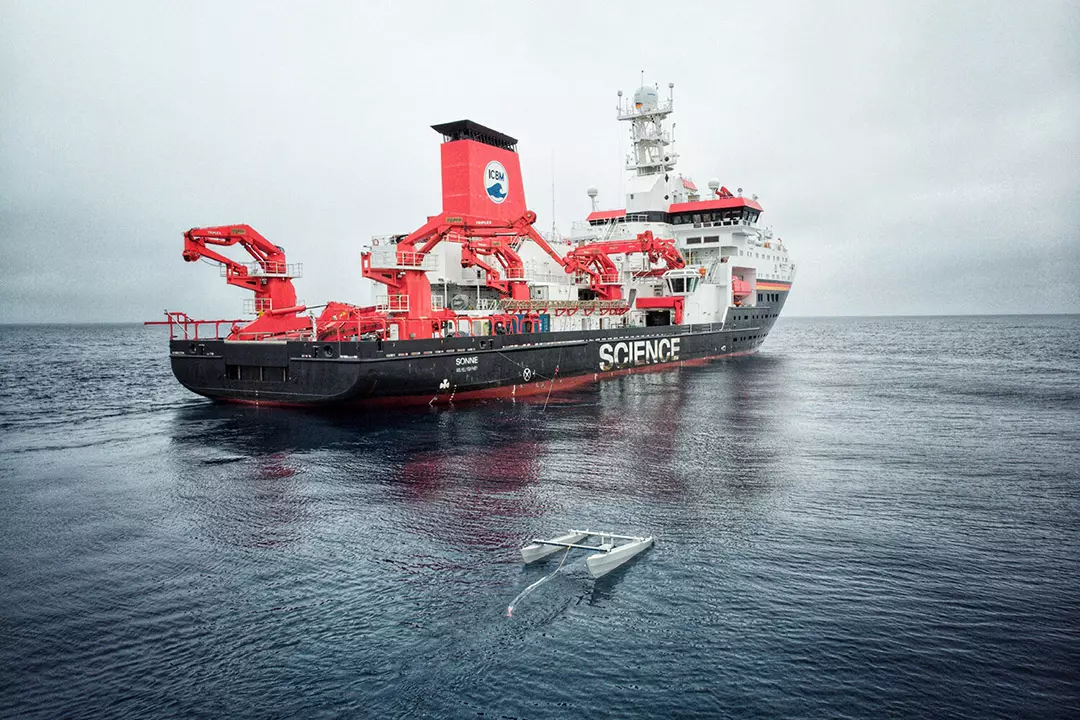 Al cruzar el Océano Pacífico Norte, Red Neuston remolcada en el costado del RV SONNE alemán, recogiendo muestras de plástico flotante en la superficie.  