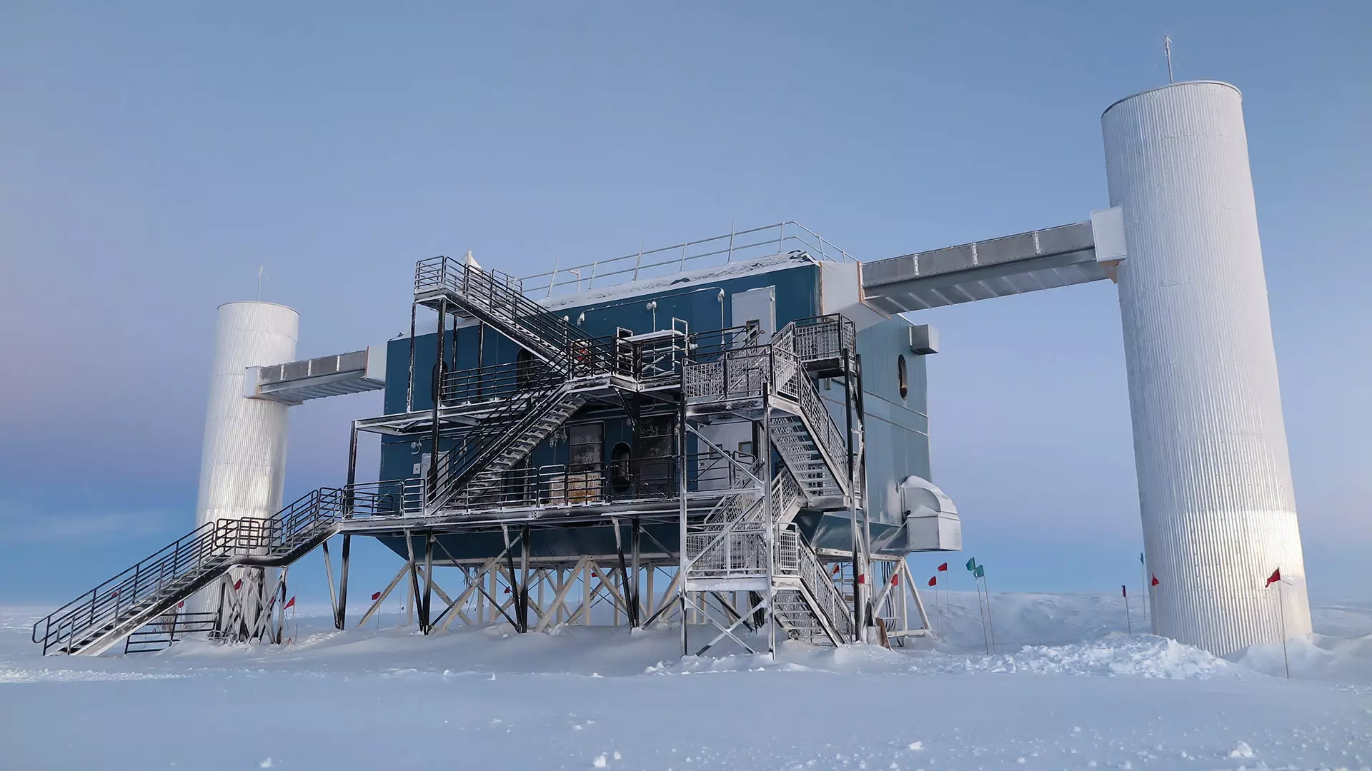 El observatorio de neutrinos IceCube incrustado en el hielo en el polo sur.
