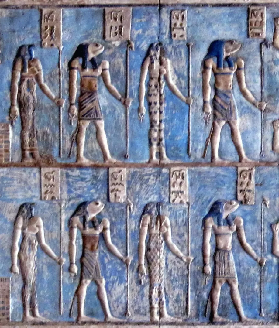 Una representación de la Ogdóada en un relieve de la época romana en el templo de Hathor en Dendera, con cabezas de ranas y serpientes.  