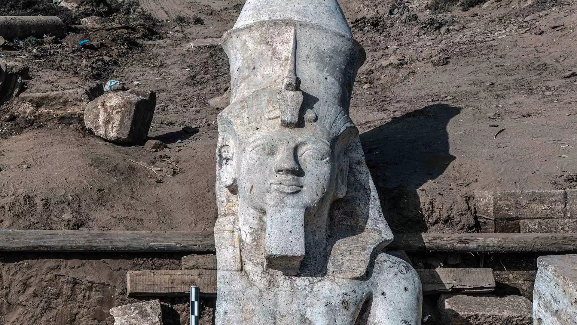 Un egipcio-estadounidense descubrió una parte de una estatua de piedra caliza de Ramsés II. tarea arqueológica.