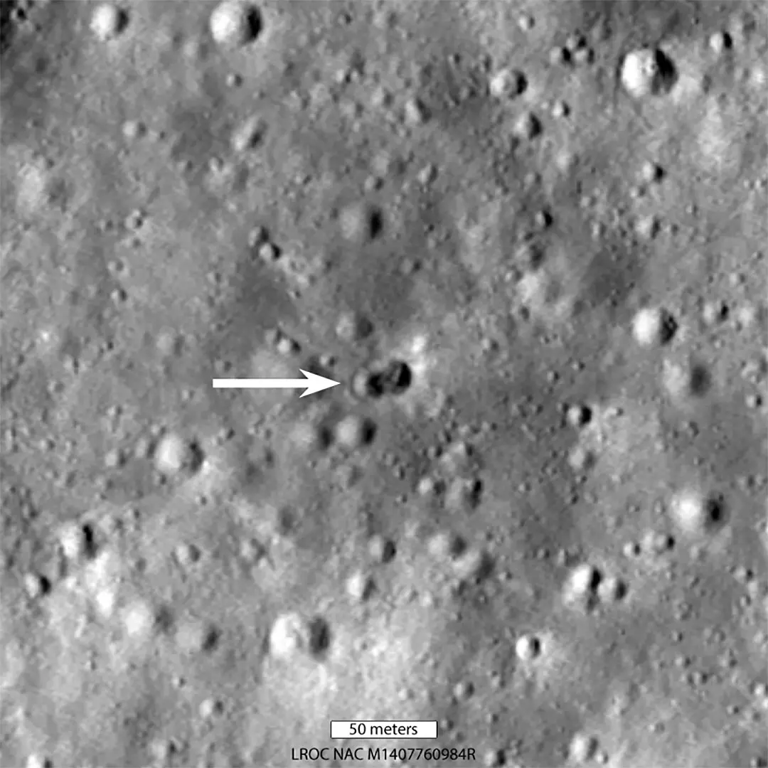 El Lunar Reconnaissance Orbiter de la NASA tomó esta imagen del doble cráter